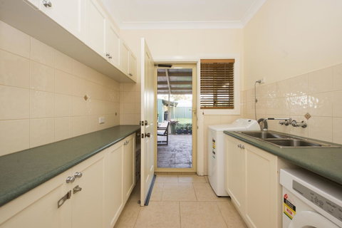 Colonial Court Villas - Accommodation Redcliffe 7