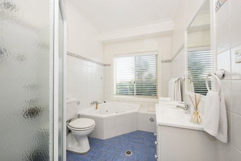 Colonial Court Villas - Accommodation Redcliffe 10