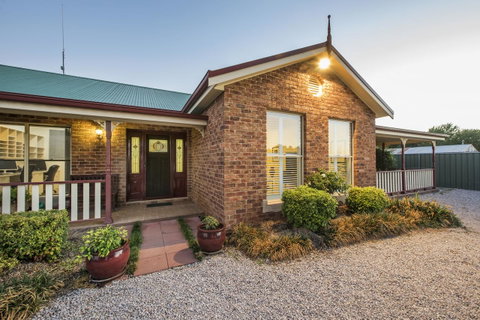 Colonial Court Villas - Accommodation Redcliffe 1