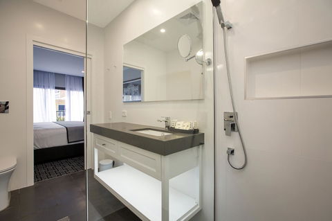CH Boutique Hotel & Apartments, Ascend Hotel Collection - Accommodation Redcliffe 11