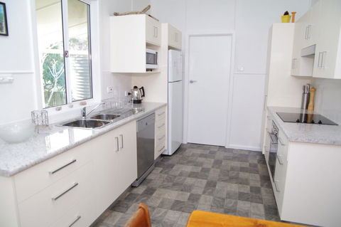 Fleur Cottage, 7 Willow Street - Accommodation Redcliffe 2