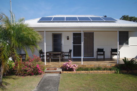 Fleur Cottage, 7 Willow Street - Accommodation Redcliffe 4