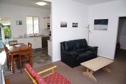 Fleur Cottage, 7 Willow Street - Accommodation Redcliffe 5