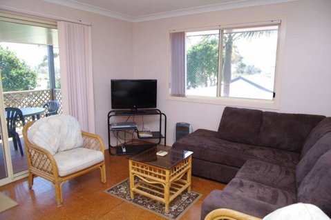 Bellhaven 2, 17 Willow Street - Accommodation Redcliffe 1