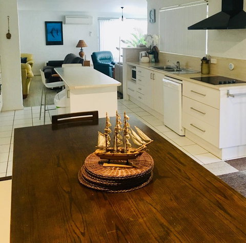 Yigala House - Accommodation Redcliffe 11