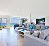 Neptune - Absolute Beachfront - Accommodation Redcliffe