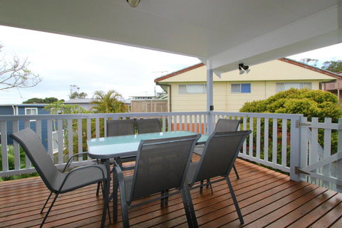 Anglesea, 17 Hodgson Street - Accommodation Redcliffe 5