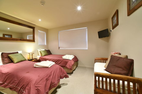 Snowstream 4 - Accommodation Redcliffe 3