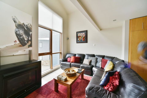Snowstream 4 - Accommodation Redcliffe 7