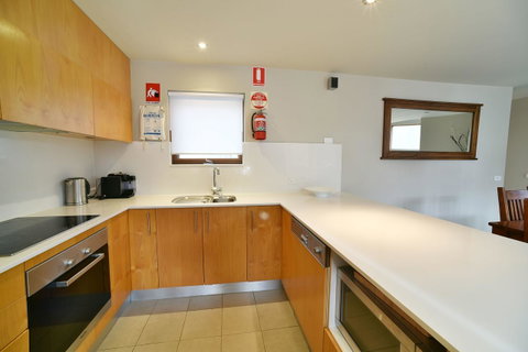 Snowstream 4 - Accommodation Redcliffe 5