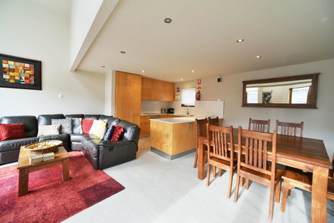 Snowstream 4 - Accommodation Redcliffe 2