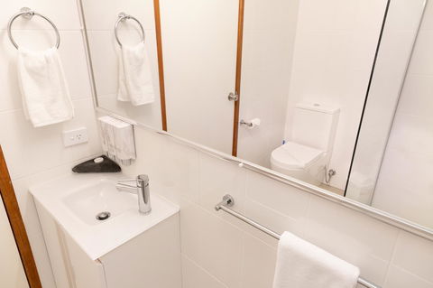 Sapphire Waters Motor Inn - Accommodation Redcliffe 2