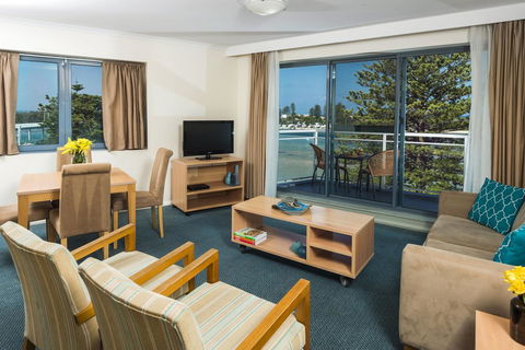 Oaks The Entrance Waterfront Suites - Accommodation Redcliffe 2
