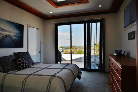 The Boat House - Accommodation Redcliffe 11