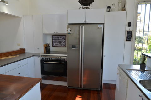 The Boat House - Accommodation Redcliffe 13