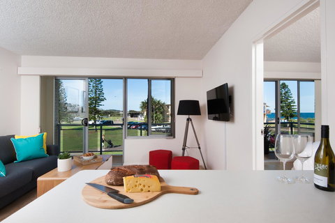 Waterview Beach Apartment - Accommodation Redcliffe 4