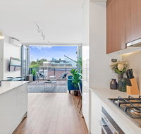 Large Light Luxe 3BDR 2BA Free Parking - walk to Sydney Uni and RPA - Accommodation Redcliffe
