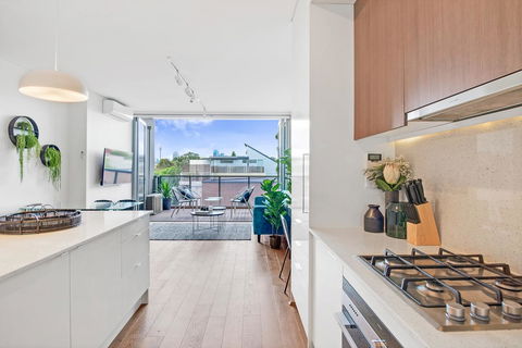 Large Light Luxe 3BDR 2BA Free Parking - Walk To Sydney Uni And RPA - Accommodation Redcliffe 0