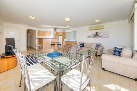 Ronald Avenue 1/65 - Shoal Bay - Accommodation Redcliffe 4