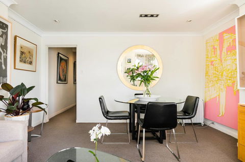 Waterfront Apartment Brimming With Inspirational Artwork - Accommodation Redcliffe 12