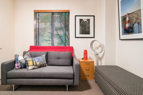 Waterfront Apartment Brimming With Inspirational Artwork - Accommodation Redcliffe 14