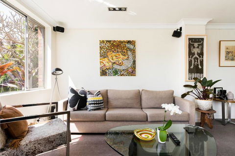 Waterfront Apartment Brimming With Inspirational Artwork - Accommodation Redcliffe 19