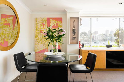 Waterfront Apartment Brimming With Inspirational Artwork - Accommodation Redcliffe 21