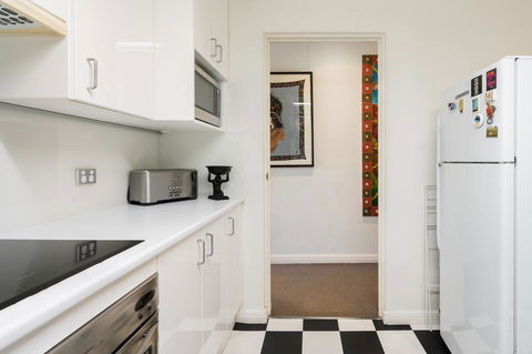 Waterfront Apartment Brimming With Inspirational Artwork - Accommodation Redcliffe 27