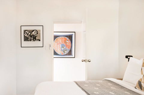 Waterfront Apartment Brimming With Inspirational Artwork - Accommodation Redcliffe 29