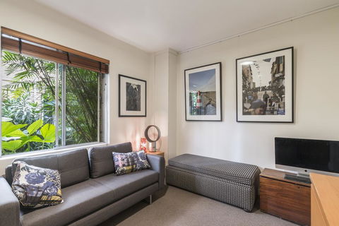Waterfront Apartment Brimming With Inspirational Artwork - Accommodation Redcliffe 3