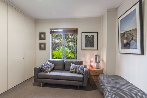 Waterfront Apartment Brimming With Inspirational Artwork - Accommodation Redcliffe 4