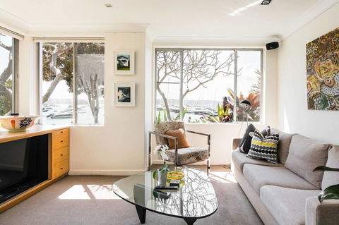 Waterfront Apartment Brimming With Inspirational Artwork - Accommodation Redcliffe 0