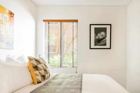 Waterfront Apartment Brimming With Inspirational Artwork - Accommodation Redcliffe 18