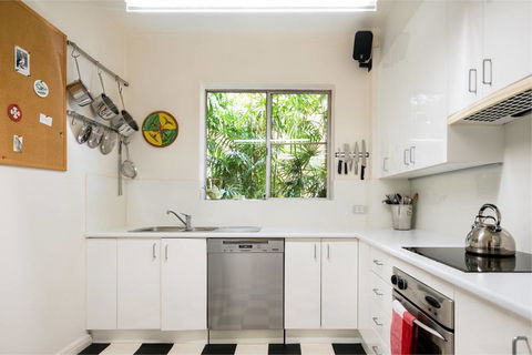 Waterfront Apartment Brimming With Inspirational Artwork - Accommodation Redcliffe 10