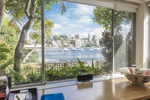 Waterfront Apartment Brimming With Inspirational Artwork - Accommodation Redcliffe 7
