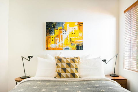 Waterfront Apartment Brimming With Inspirational Artwork - Accommodation Redcliffe 16