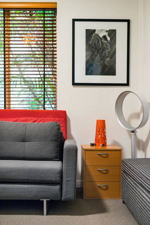 Waterfront Apartment Brimming With Inspirational Artwork - Accommodation Redcliffe 11