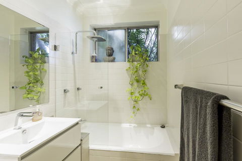 Waterfront Apartment Brimming With Inspirational Artwork - Accommodation Redcliffe 2