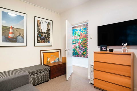 Waterfront Apartment Brimming With Inspirational Artwork - Accommodation Redcliffe 22