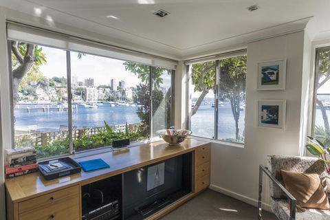 Waterfront Apartment Brimming With Inspirational Artwork - Accommodation Redcliffe 5