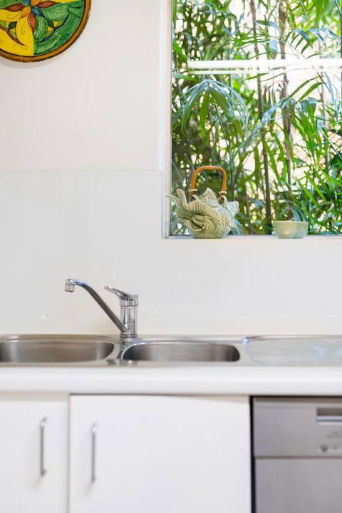 Waterfront Apartment Brimming With Inspirational Artwork - Accommodation Redcliffe 15