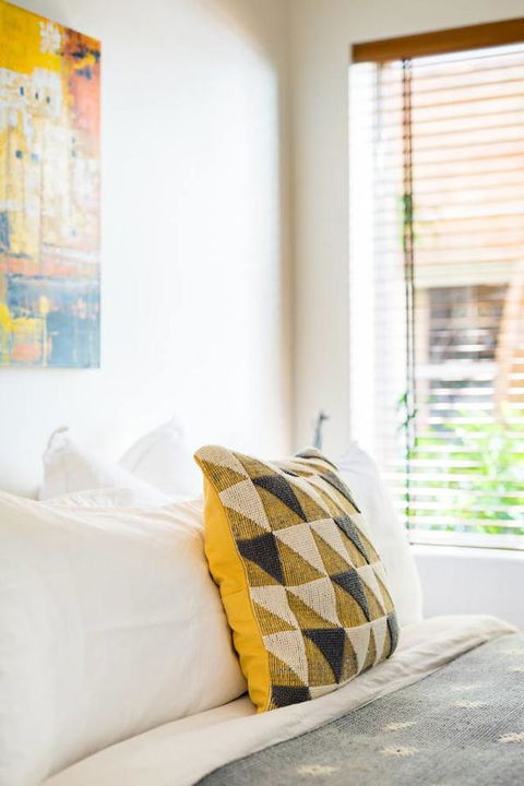 Waterfront Apartment Brimming With Inspirational Artwork - Accommodation Redcliffe 20