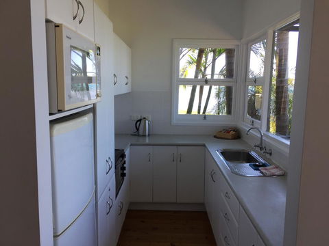 Swan Bay Hideaway - Accommodation Redcliffe 4