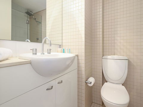 Lower Bridge And Sails - Executive 2BR Darlinghurst Apartment With Balcony And Rooftop Views - Accommodation Redcliffe 10