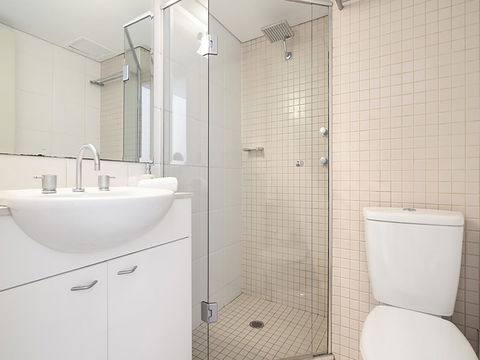 Lower Bridge And Sails - Executive 2BR Darlinghurst Apartment With Balcony And Rooftop Views - Accommodation Redcliffe 9