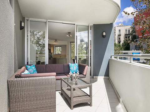 Lower Bridge And Sails - Executive 2BR Darlinghurst Apartment With Balcony And Rooftop Views - Accommodation Redcliffe 5
