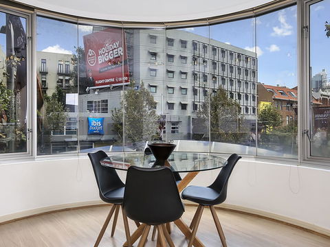 Lower Bridge And Sails - Executive 2BR Darlinghurst Apartment With Balcony And Rooftop Views - Accommodation Redcliffe 1