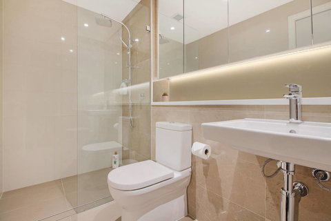 Brand New 3 Bedrooms Apt With Waterfront View - Accommodation Redcliffe 1