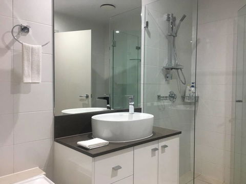 Specious Apartment With 2 Large Bedrooms - Accommodation Redcliffe 10