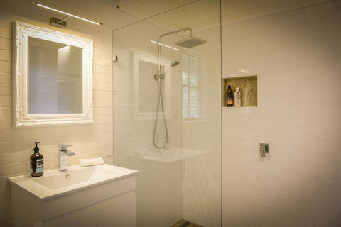 Arcadia - The Barn Cottage & Rosehill Cottage - Accommodation Redcliffe 11